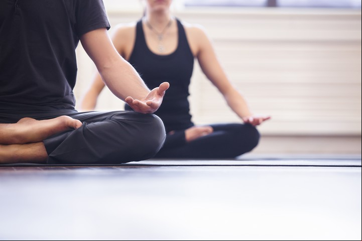El yoga integral es recomendado para personas de cualquier edad, sexo y condición. Foto Shutterstock.