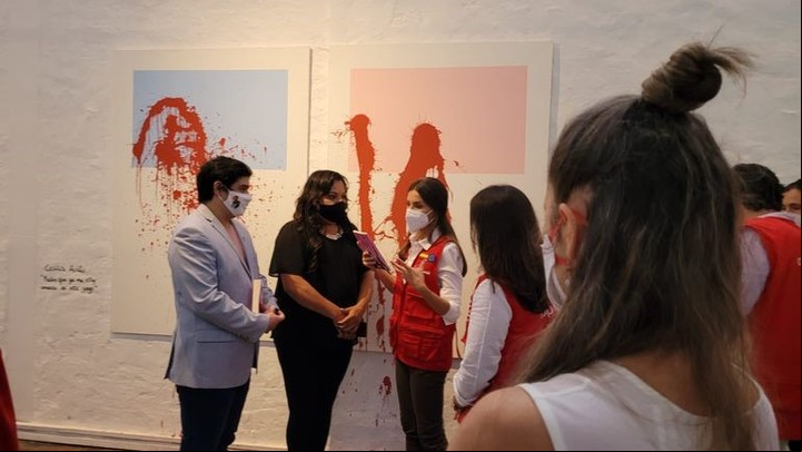 La Reina Letizia recorrió el Centro Cultural de España Juan de Zalazar y la muestra de Bienalsur “Devenir cuerpx”. La obra que se ve es de la artista plástica Cecilia Avati. Foto Gentileza Bienalsur