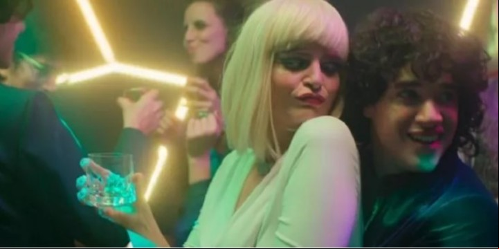 Romina Ricci en la piel de Mónica Bang, debajo de una peluca platinada.