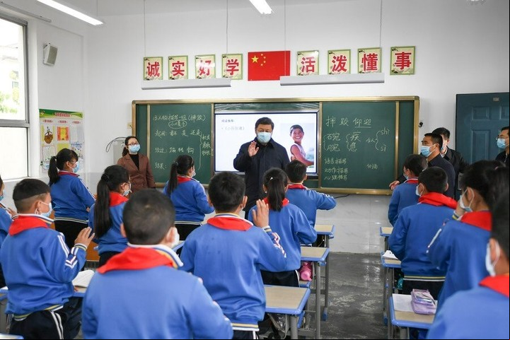 Xi Jinping inspecciona una escuela primaria en el pueblo de Laoxian del distrito de Pingli de la ciudad de Ankang, en la provincia noroccidental china de Shaanxi, el 21 de abril de 2020. (Xinhua/Xie Huanchi)