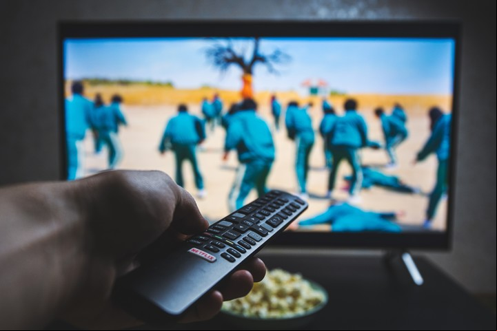 Muchos chicos de primaria están jugando “al juego del Calamar” en los patios del colegio. Foto: Rokas Tenys / Shutterstock.com.