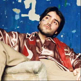 Axel Fiks, el artista Lollapalooza 2022 que conquista a centennials con canciones de desamor