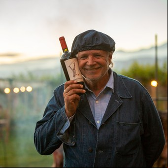 Lo nuevo de Francis Mallmann: presentó su primer vino y publica un libro de asado vegetariano