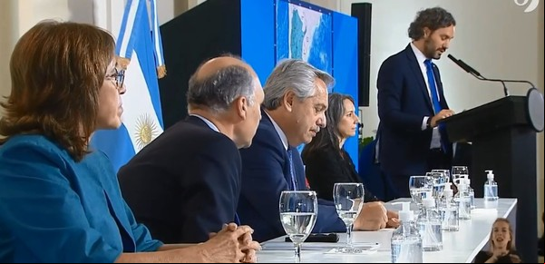 Santiago Cafiero se equivocó una fecha clave y Alberto Fernández lo corrigió en pleno acto con un "machete"
