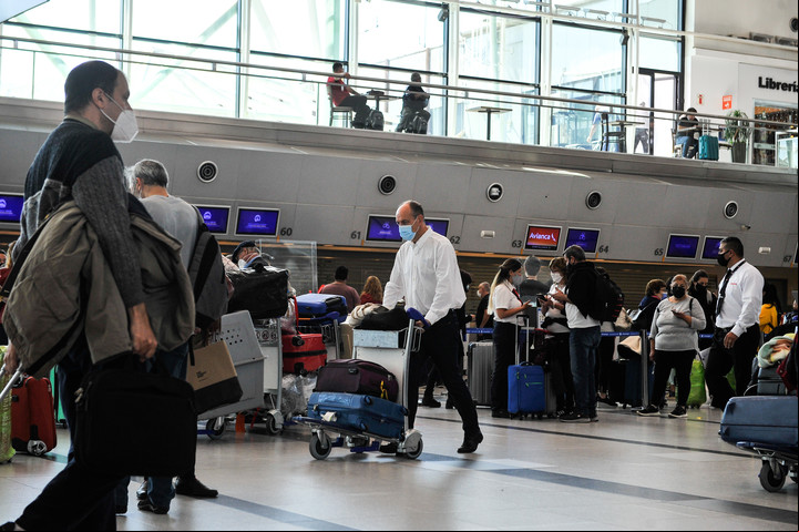 Declaración jurada, esquema de vacunación, testeo y barbijos. Así es la nueva forma de viajar. Foto Maxi Failla.