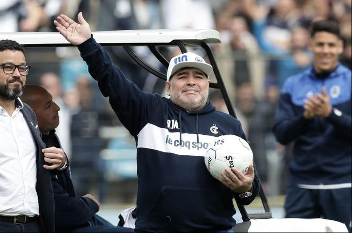Diego Maradona en la cancha de Gimnasia y Esgrima de La Plata: Foto: AFP.