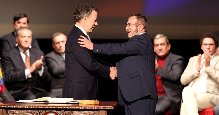 Juan Manuel Santos y el jefe máximo de las FARC Rodrigo Londoño Echeverry se felicitan luego de firmar el nuevo acuerdo de paz. Foto: EFE