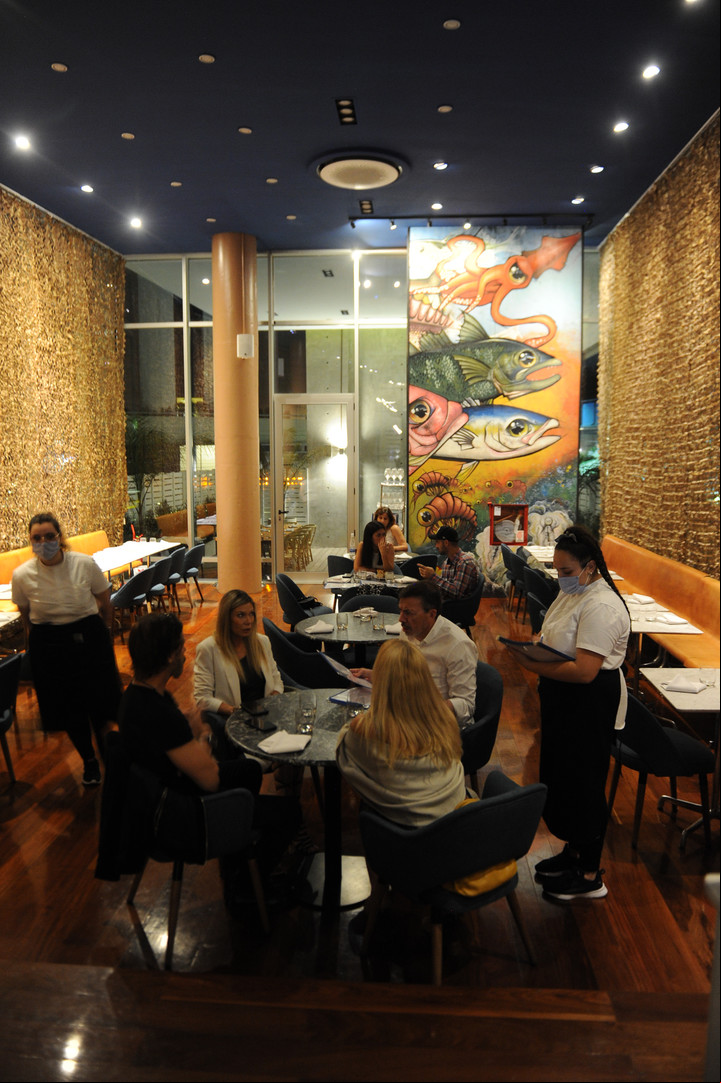 Los azules y los dorados predominan en el salón de Molusca. Foto: Juano Tesone