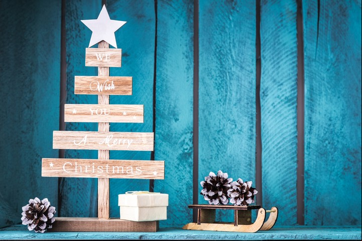En el caso del árbol navideño, la indicación del Feng Shui es colocarlo en el área del recibidor. Foto ilustración Shutterstock.