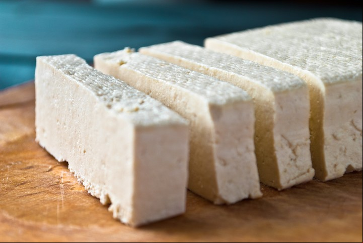 Tofu. Un alimento cada día más popular en el mundo. Se lo obtiene de la soja, pero no se fermenta. El tempeh tiene probióticos y es mucho más intenso./ Foto: Shutterstock.