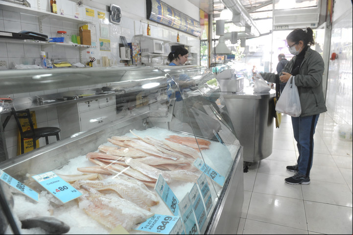 Antes de comprar, aconsejan fijarse que el pescado no tenga olor. Foto: Guillermo Rodríguez Adami.