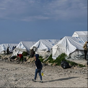 "Cárceles a cielo abierto": la dramática situación de los campos de refugiados que visitará el Papa