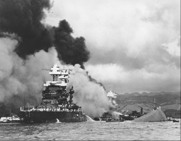 El casco del USS Oklahoma hundiéndose junto al USS West Virginia. Foto: AP