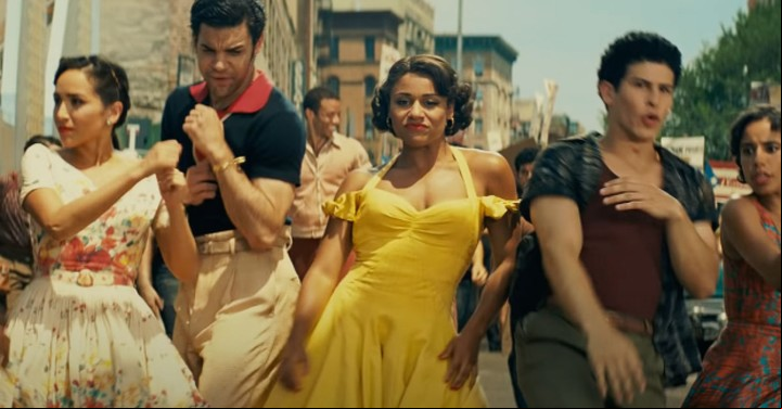 Ariana DeBose (de amarillo), en "Amor sin barreras". Foto Disney