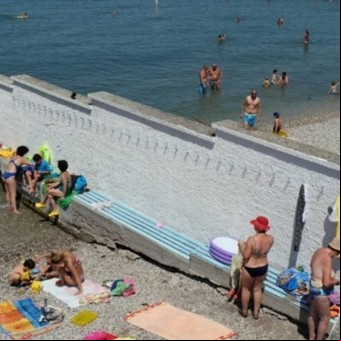 La playa italiana que desde hace 120 años separa a hombres y mujeres con un muro