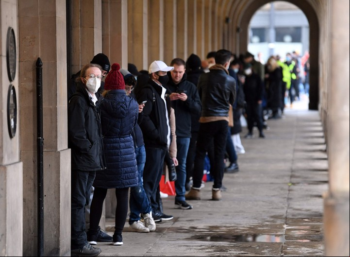 En Manchester, una fila de gente para vacunarse contra el coronavirus. Foto AFP