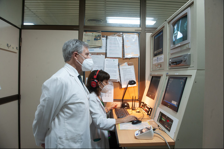 El médico Daniel López Rosetti monitorea resultados de talleres de Manejo del estrés en el Hospital Central Municipal de San Isidro. Foto: Fernando de la Orden.