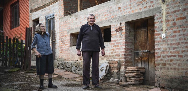 Un pueblo construye sus casas usando ruinas romanas
