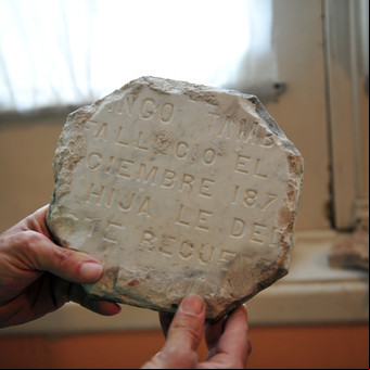 Enigma en Belgrano: descubren que las baldosas que rodean al Museo Histórico Sarmiento son lápidas