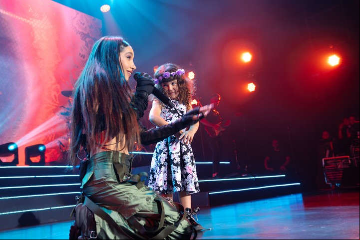 Ídola. María Becerra, con sus 22 shows en el Teatro Gran Rivadavia, comenzó a sentir el afecto del público de cerca.