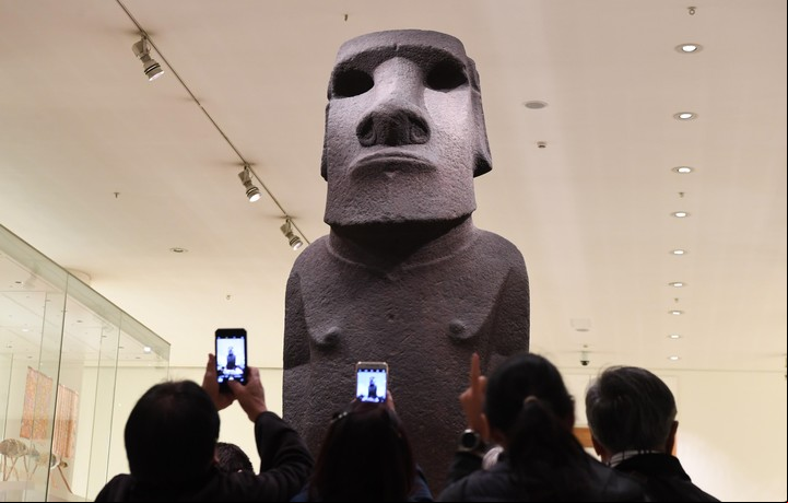 El moai Hoa Hakananai'a, expuesto en el Museo Británico. El Consejo de Ancianos de Isla de Pascua solicitó que regrese a la isla. Foto EFE/ Neil Hall