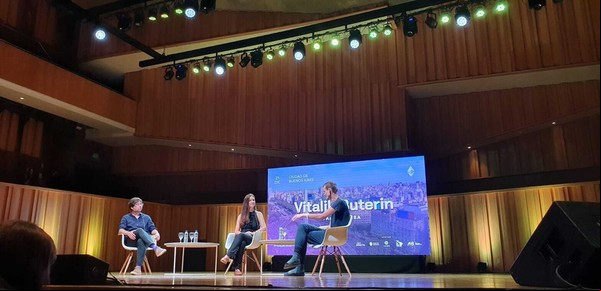 Las ojotas Lacoste de Vitalik Buterin: cuánto valen y por qué las redes hablan del look del creador de Ethereum