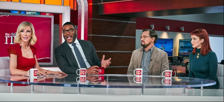 Randall (Leo) y Kate (Jennifer Lawrence) van a un programa de TV conducido por Cate Blanchett a alertar el fin del mundo. Pero se ríen. Foto Netflix