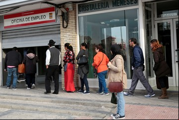 España busca regularizar a casi un millón de inmigrantes ilegales en los próximos tres años