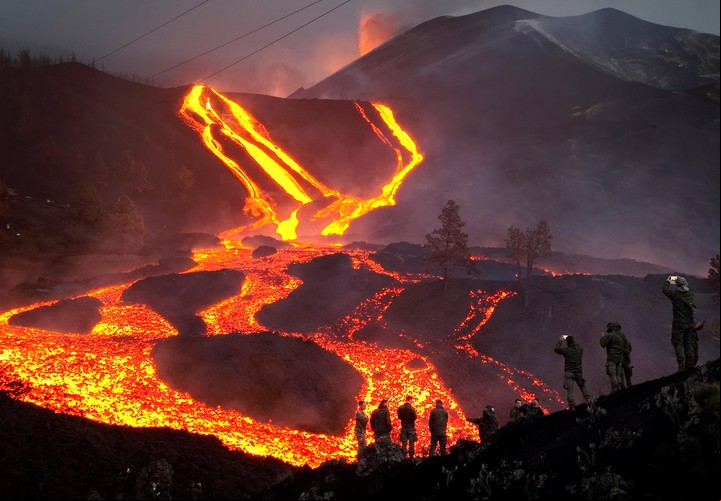 El volcán de La Palma, en plena erupción en noviembre pasado. Foto AP