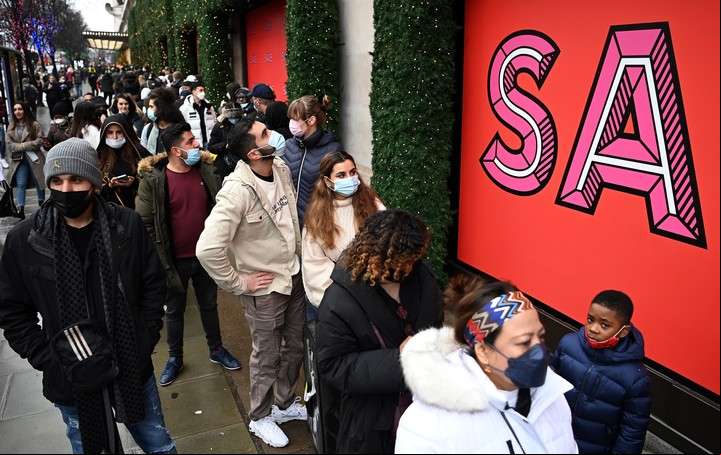 Gente haciendo fila en un local de Londres, Foto EFE/EPA/ANDY RAIN