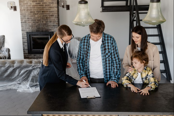 Se dispararon las consultas de parejas y familias que buscan obtener un crédito hipotecario. Foto: Pexels.