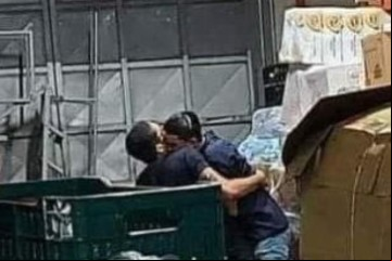 Le llevó el almuerzo a su marido y lo encontró "abrazado" a un compañero: "no me esperaba esto"