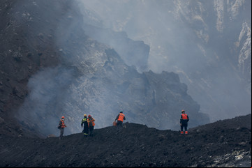Suelos de ceniza y aire fantasmal: el increíble viaje a la boca del volcán en La Palma
