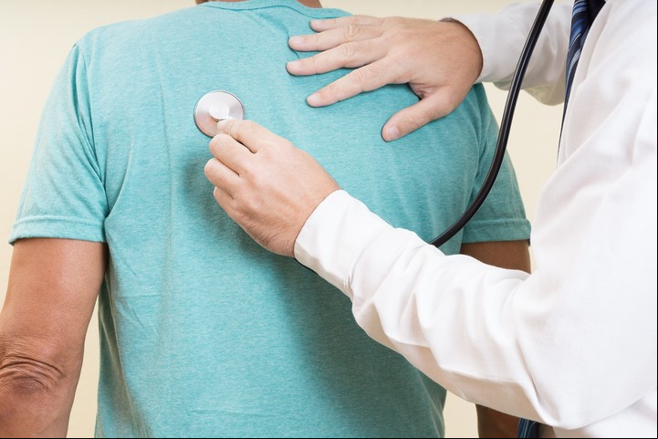 Los chequeos médicos y las pruebas anuales de detección de cáncer de pulmón en personas de riesgo resultan clave. Foto Shutterstock.