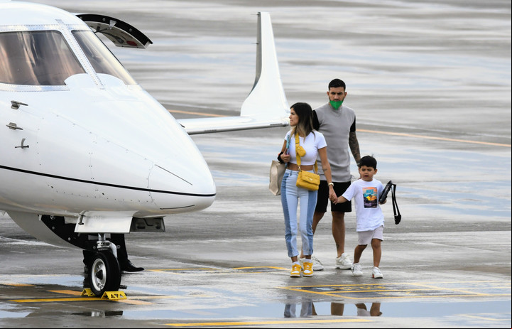 Leandro Paredes, este sábado, se sube al avión que lo llevó de regreso a París. No estaba Messi y llamó la atención. Foto: Juan José García
