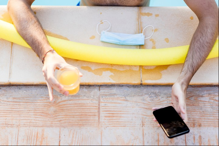 No hay evidencia de contagio de covid a través del agua, pero aconsejan mantener distancia en la pileta. Foto Shutterstock.