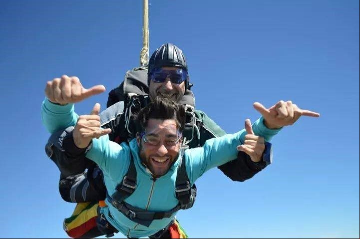 No hay límite de edad para el paracaidismo.