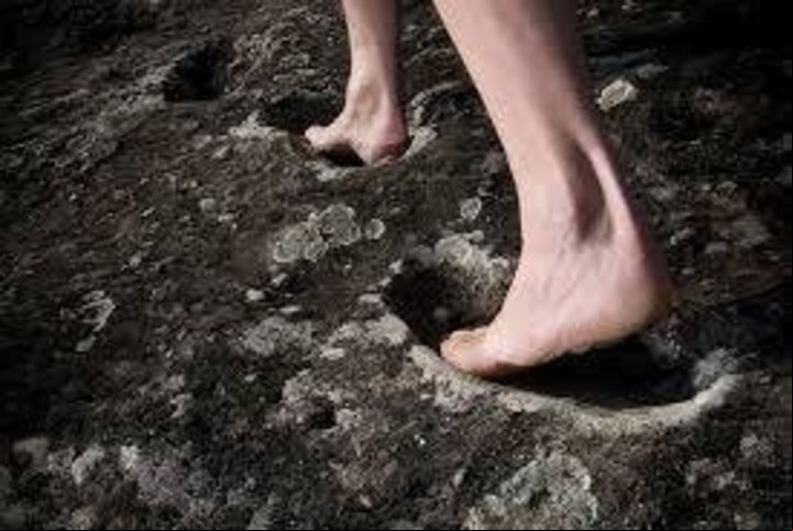 Las pisadas grabadas en la lava que dejarfon los neandertales.