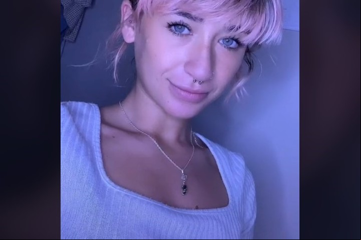 Trabajadora. Compartió un video en TikTok. Foto: captura/@fyrefairie.