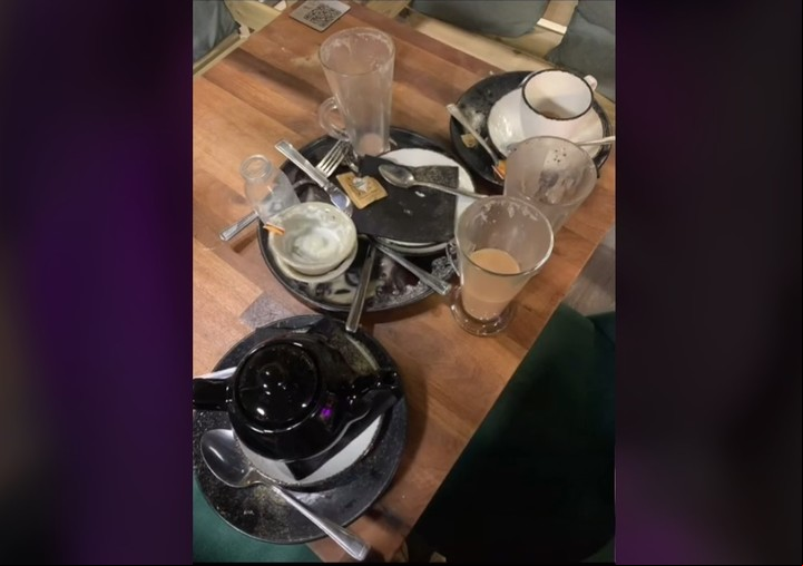 Mesa. El desorden que dejaron unos clientes. Foto: captura/@fyrefairie.