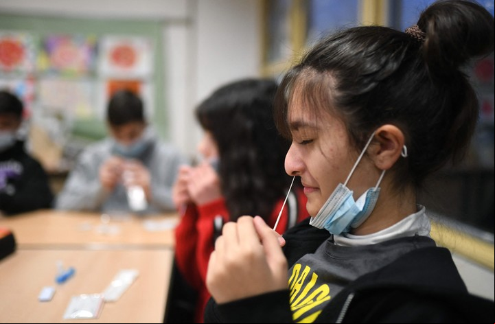Un alumno toma una muestra para una prueba rápida mientras los niños se preparan para su primera clase después de las vacaciones de Navidad en Alemania. (Foto de Ina FASSBENDER / AFP.