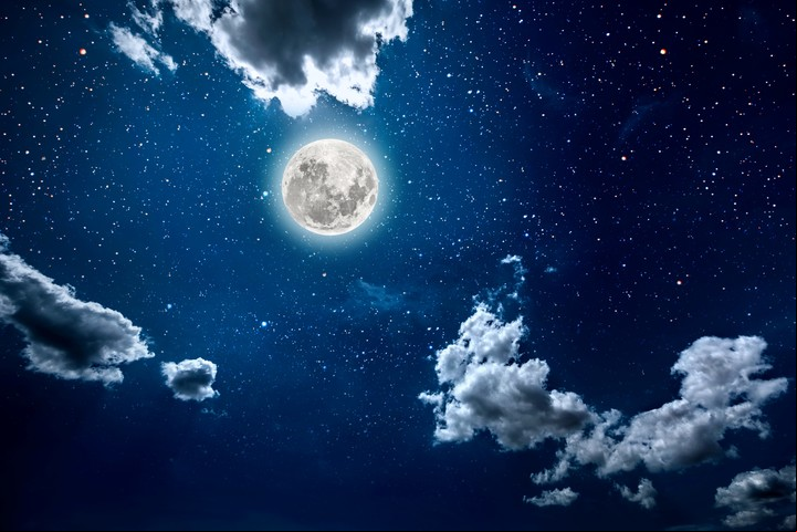 La Luna rosada es la que se da en abril (u octubre) y es el color de las flores lo que le da su nombre. Foto: ilustración Shutterstock.