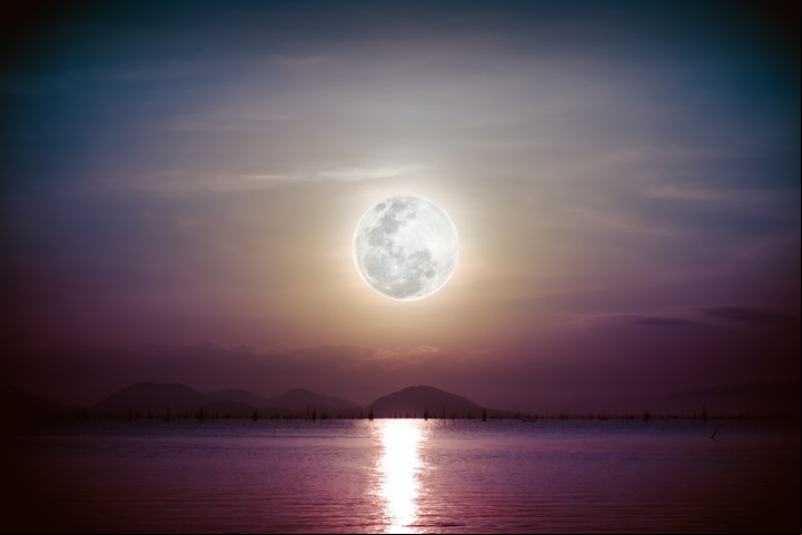 Como en cada plenilunio el Sol ilumina plenamente a la Luna. Foto ilustración Shutterstock.