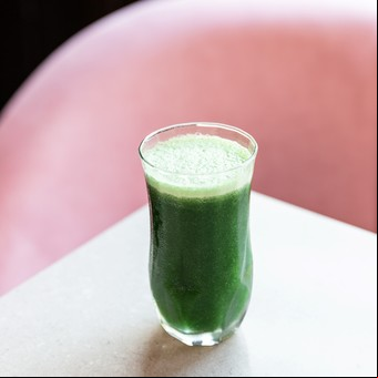Licuado de kale, manzana verde y ananá