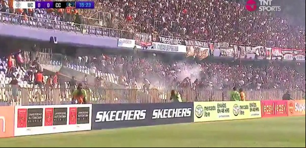 Graves incidentes entre barras de Colo Colo y Universidad Católica obligaron a parar la final de la Supercopa de Chile