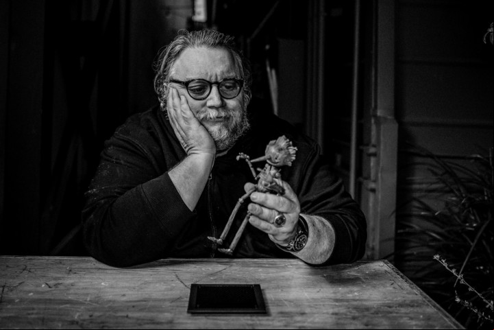 Fotografía cedida por Netflix que muestra al director de cine mexicano Guillermo del Toro sosteniendo una marioneta de Pinocho. Después de un largo tiempo de espera este lunes fue revelado el primer adelanto de lo que será "Pinocchio", la nueva versión en "stop motion" y para Netflix del director mexicano Guillermo del Toro sobre el clásico infantil. Foto: EFE