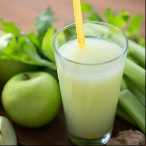 Jugo de apio, manzana verde, limón y jengibre
