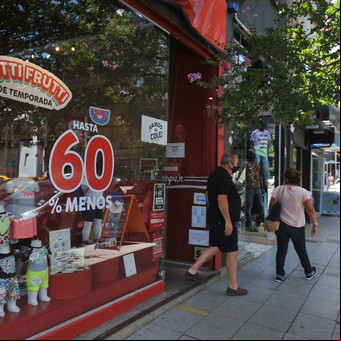 Ya liquidan ropa de verano con rebajas del 60%: qué se consigue y cómo evitar trampas