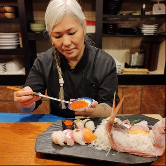 No aceptaban que hiciera sushi por ser mujer y ahora la nombraron embajadora de la cocina japonesa