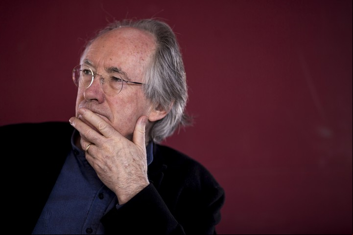 El escritor y guionista británico Ian McEwan. Su ante última novela, "Cáscara de nuez". Ahora ñpresenta Lessons, una historia atravesada por la pandemia. / Foto: Archivo Claín